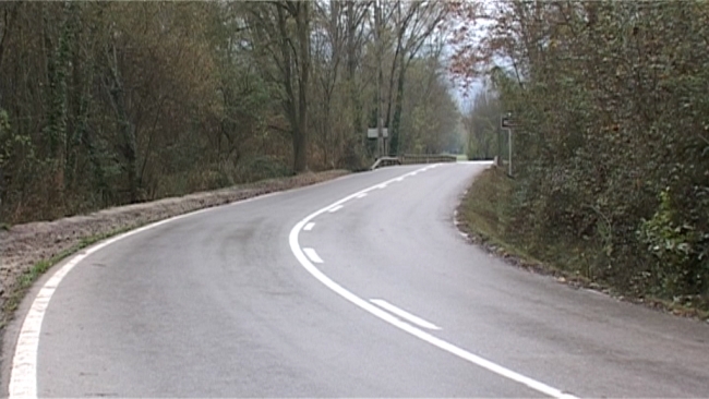 Un dels trams de la carretera de l&#039;Estany on no hi ha carril bici.